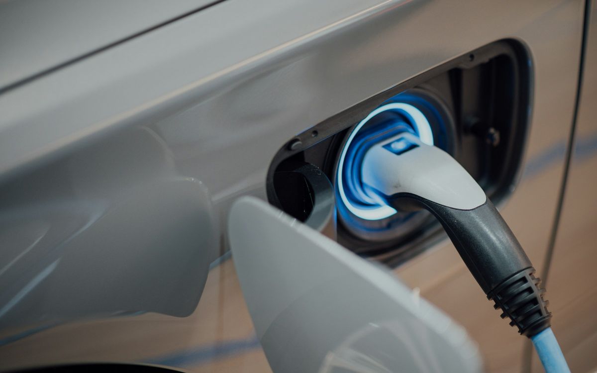 Vehículo eléctrico cargando: la electromovilidad genera baterías de ion litio fuera de uso