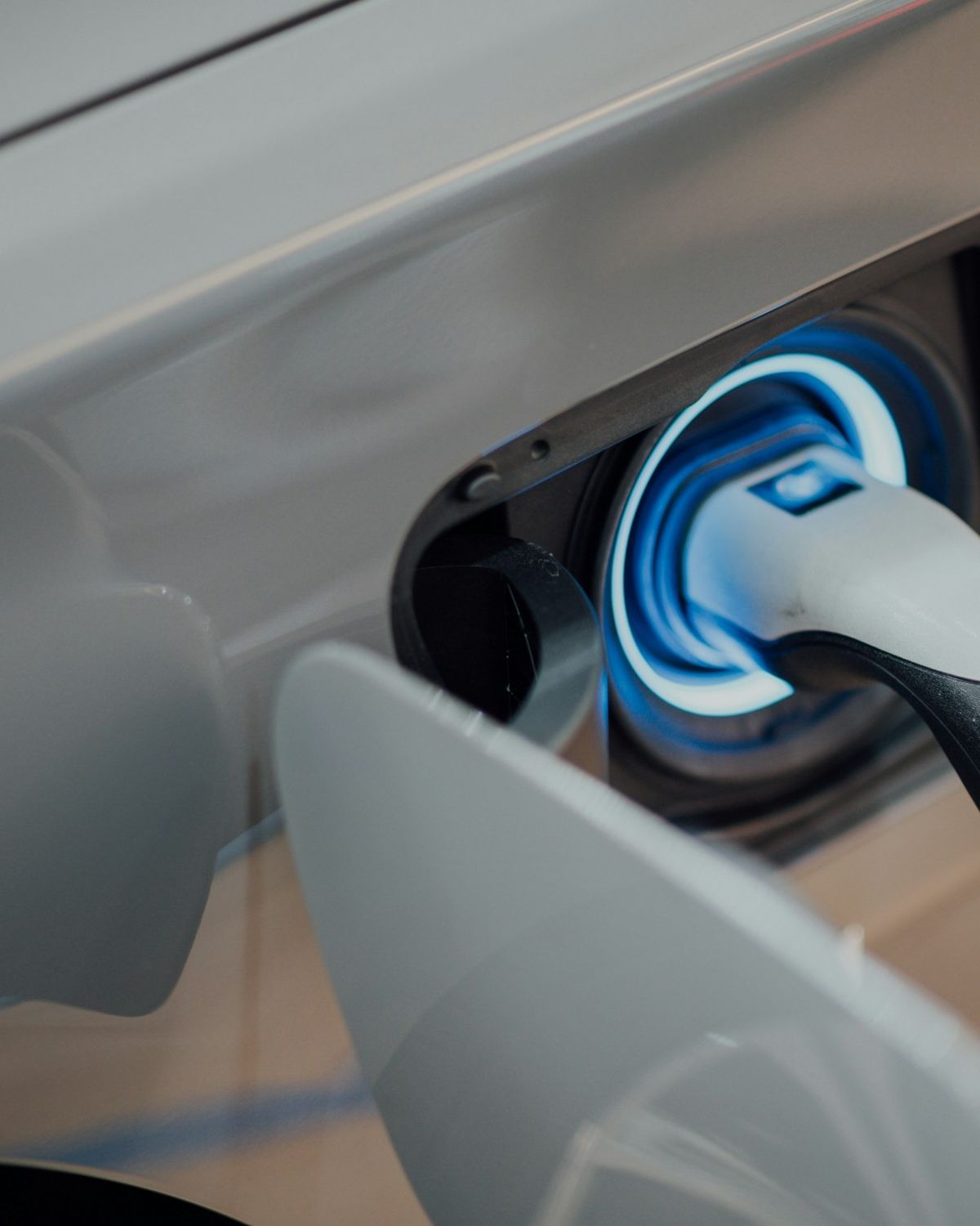 Vehículo eléctrico cargando: la electromovilidad genera baterías de ion litio fuera de uso