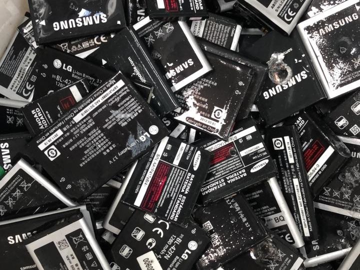 Baterías de celulares recolectadas para reciclaje en EcoBaterías
