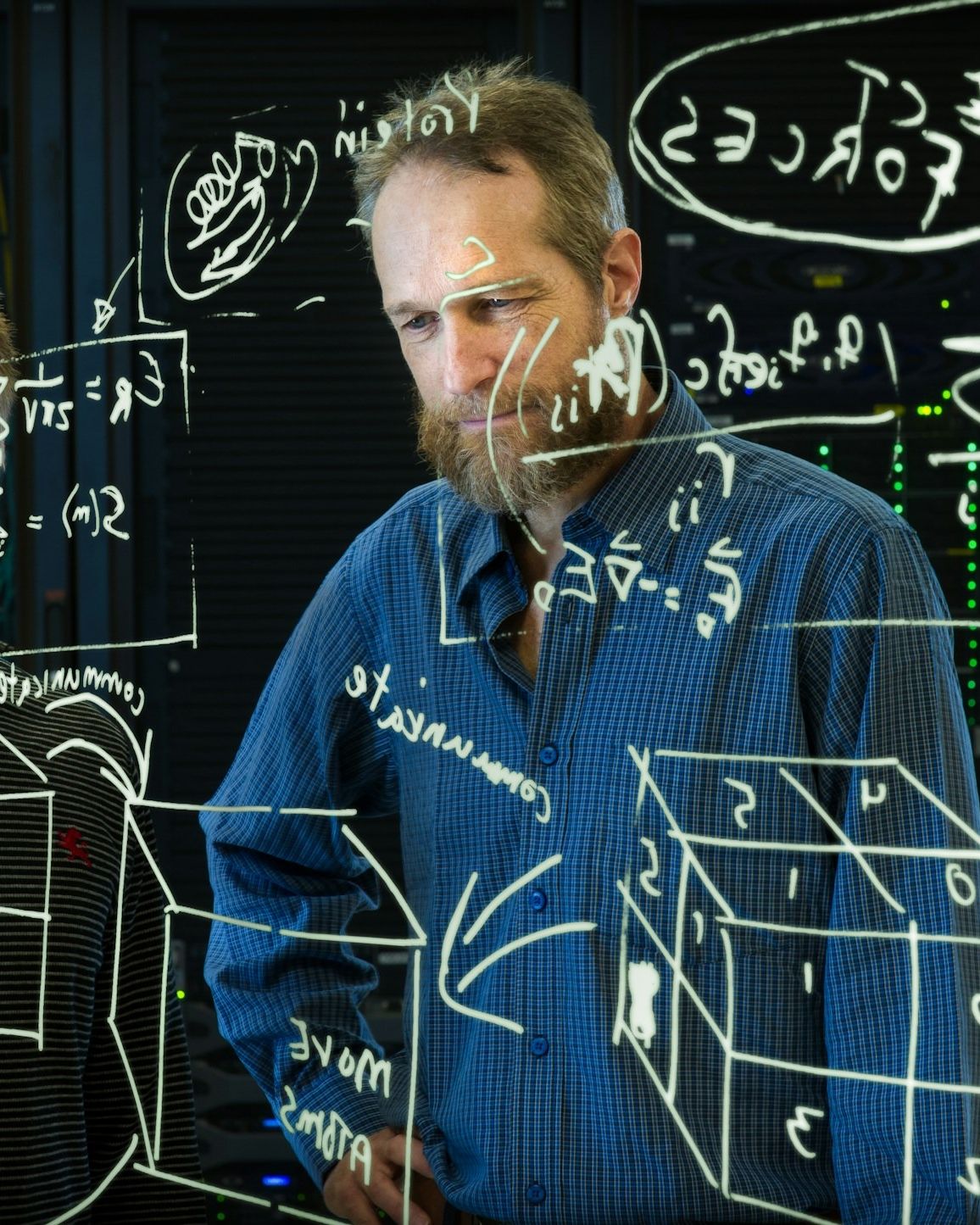 Científicos explicando estructuras moleculares en una pizarra