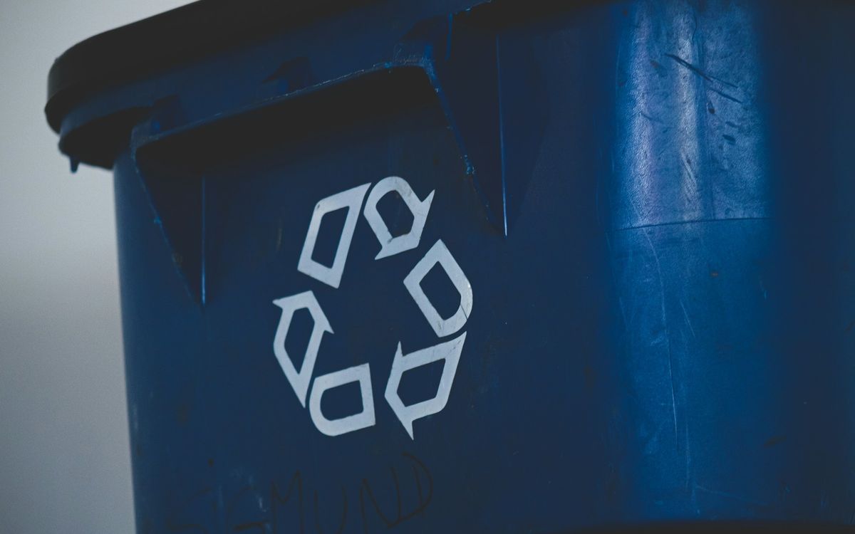 Contenedor azul con el símbolo de reciclaje