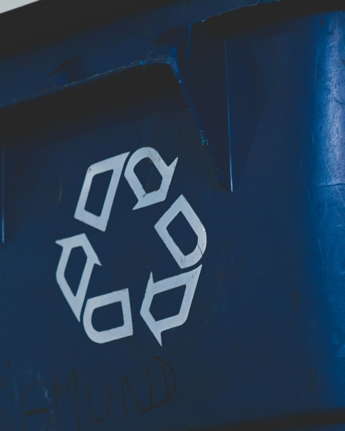 Contenedor azul con el símbolo de reciclaje
