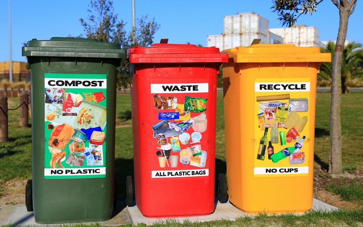 Contenedores de reciclaje de colores para separación de residuos