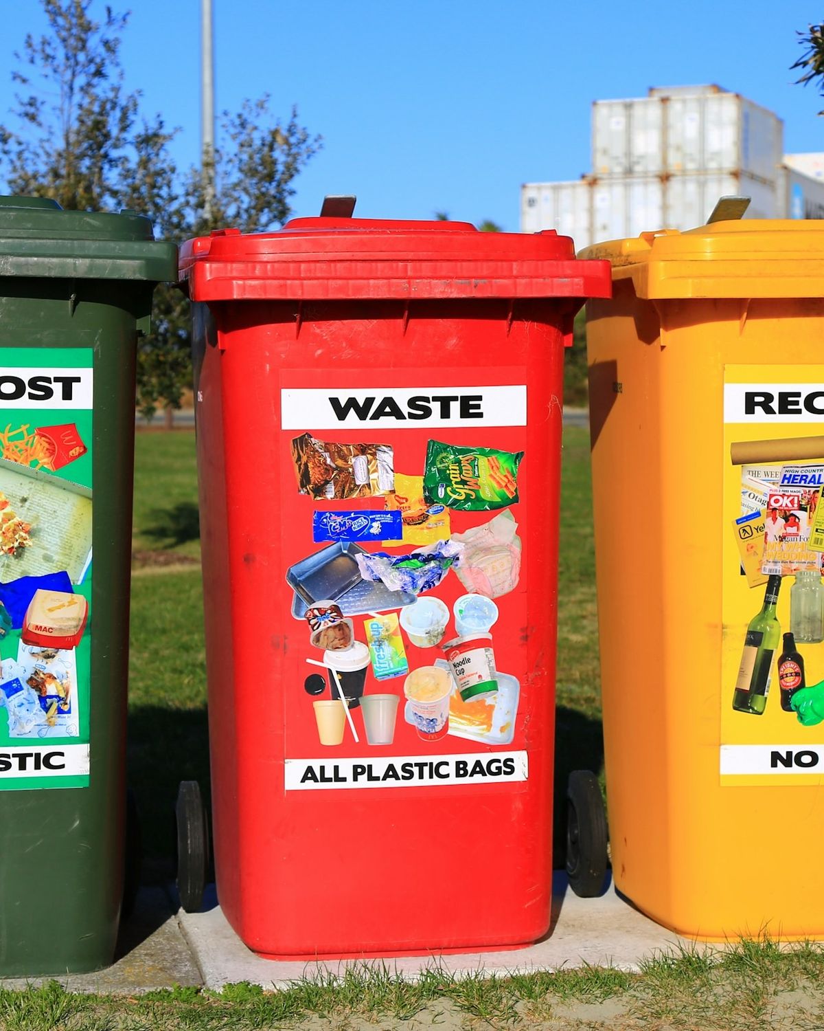Contenedores de reciclaje de colores para separación de residuos