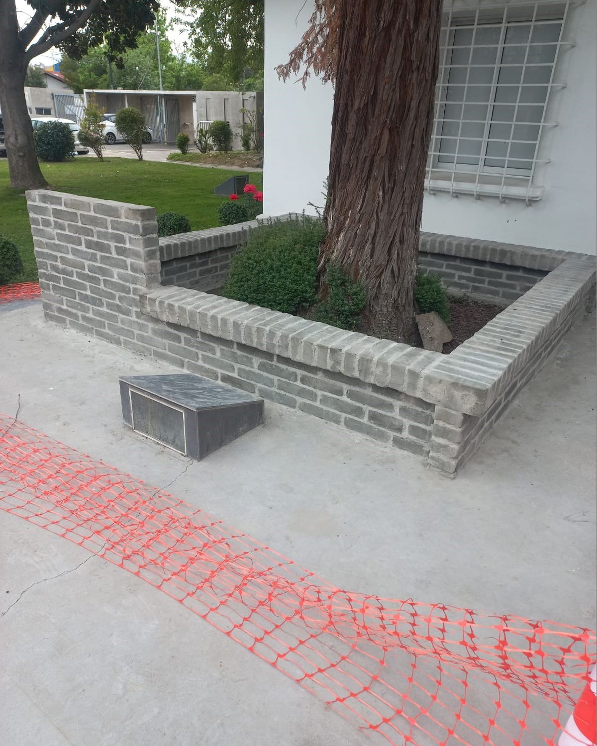 Jardinera construida con ecoladrillos de relave desarrollados con Codelco El Teniente