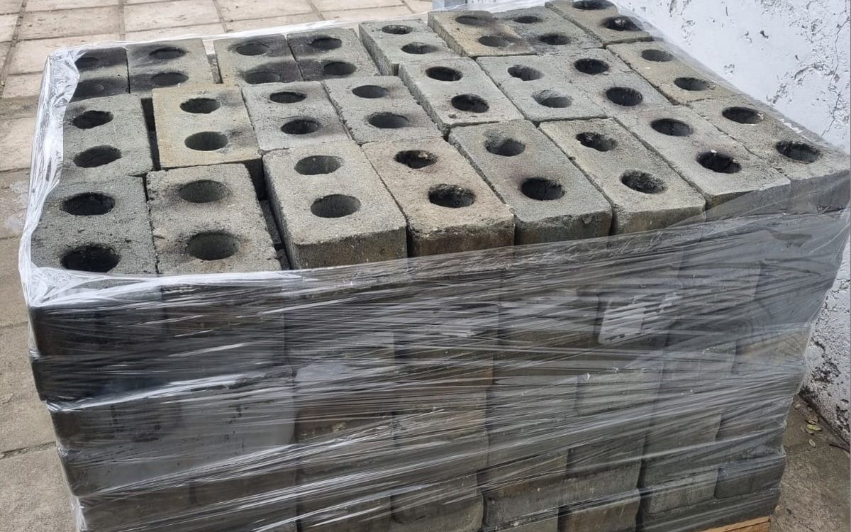 Pallet de ecoladrillos fabricados con 75% de relaves y neumáticos, sin cemento