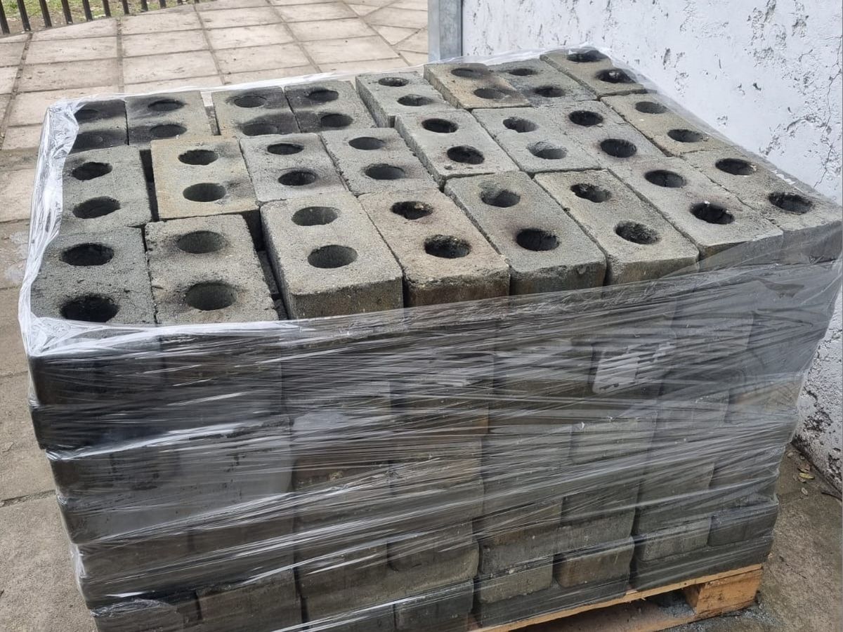 Pallet de ecoladrillos fabricados con 75% de relaves y neumáticos, sin cemento