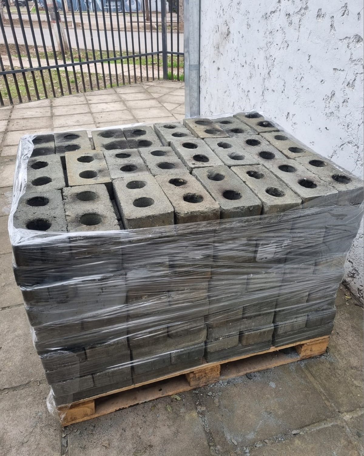 Pallet de ecoladrillos fabricados con 75% de relaves y neumáticos, sin cemento