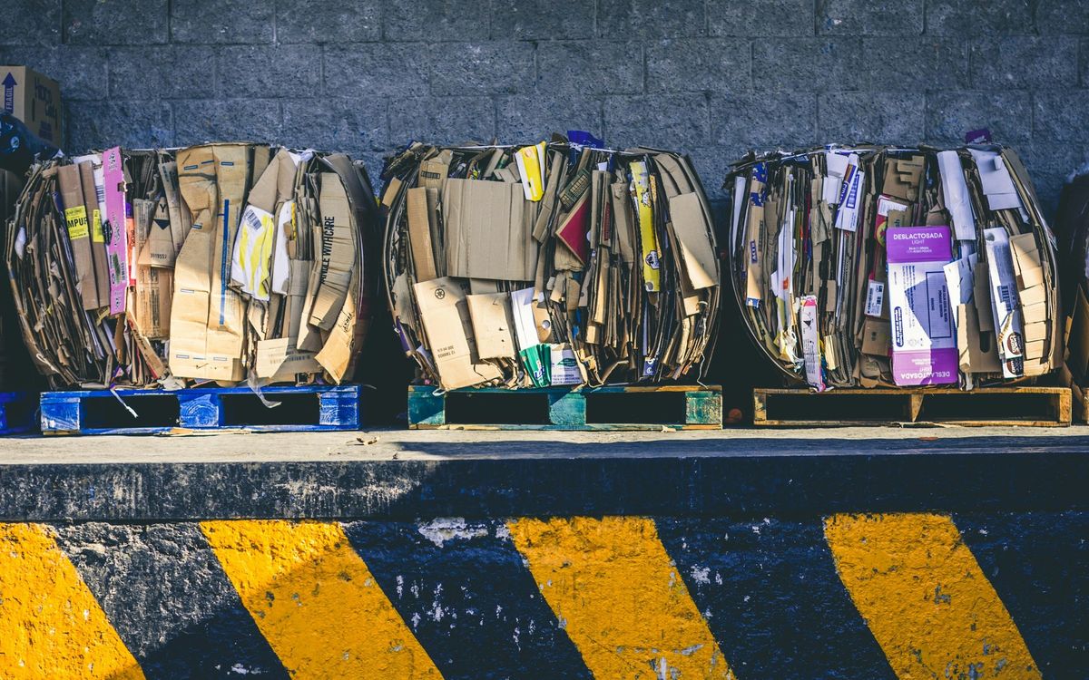 Fardos de chatarra metálica listos para reciclaje