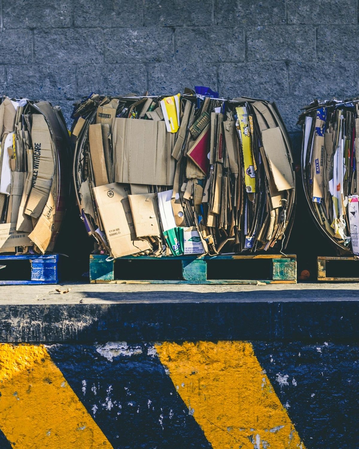Fardos de chatarra metálica listos para reciclaje