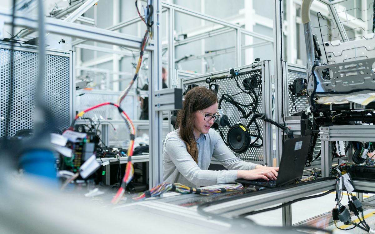 Ingeniera trabajando en una planta industrial de procesos