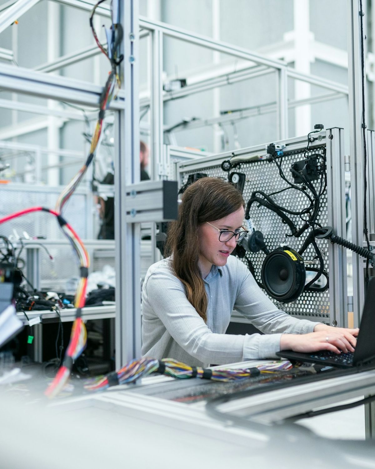 Ingeniera trabajando en una planta industrial de procesos