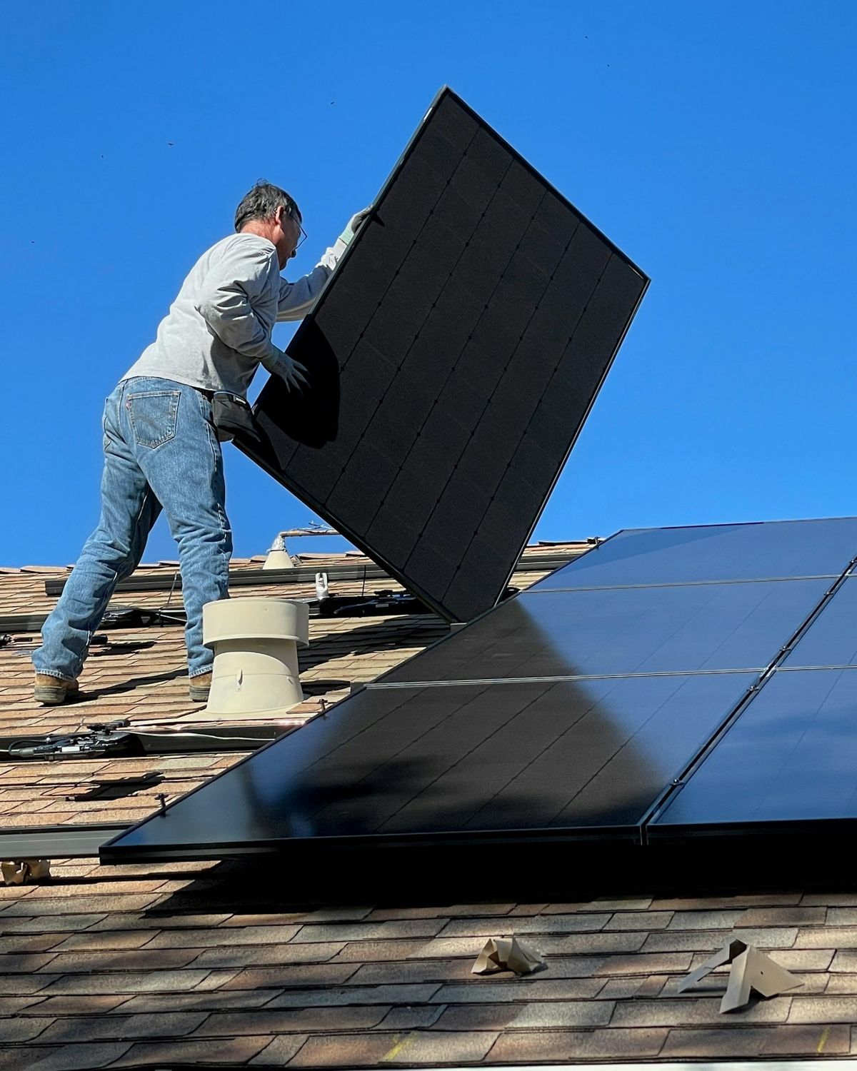 Técnico instalando paneles solares sobre un techo