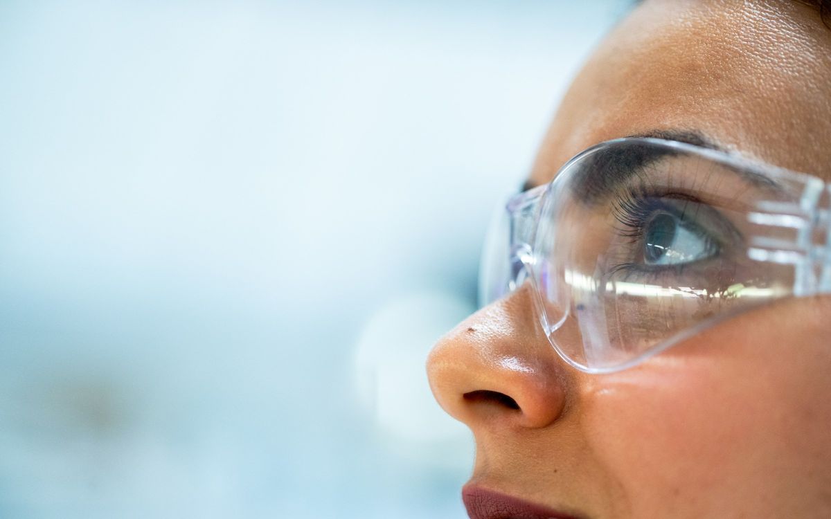 Investigadora con gafas de seguridad en un laboratorio
