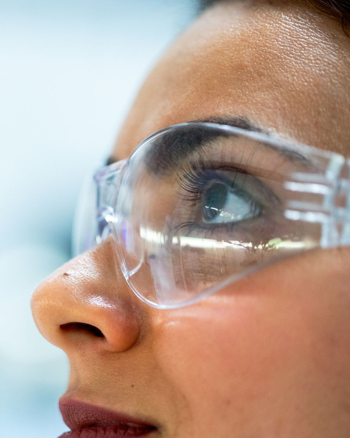 Investigadora con gafas de seguridad en un laboratorio