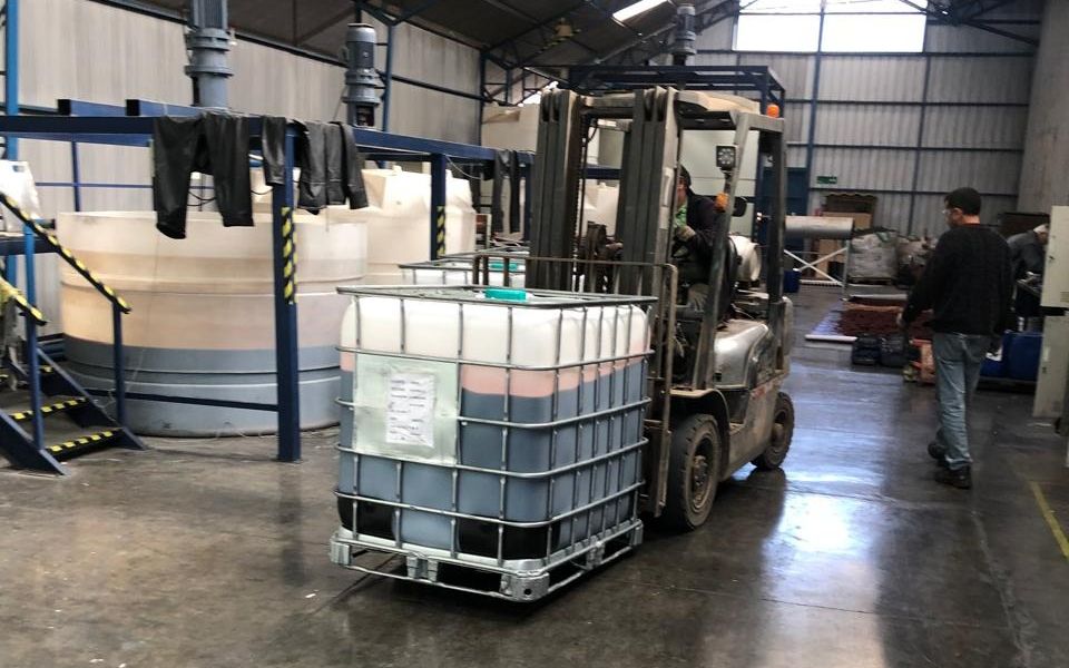 Planta de reciclaje de baterías de litio de EcoBaterías en operación, con contenedores IBC