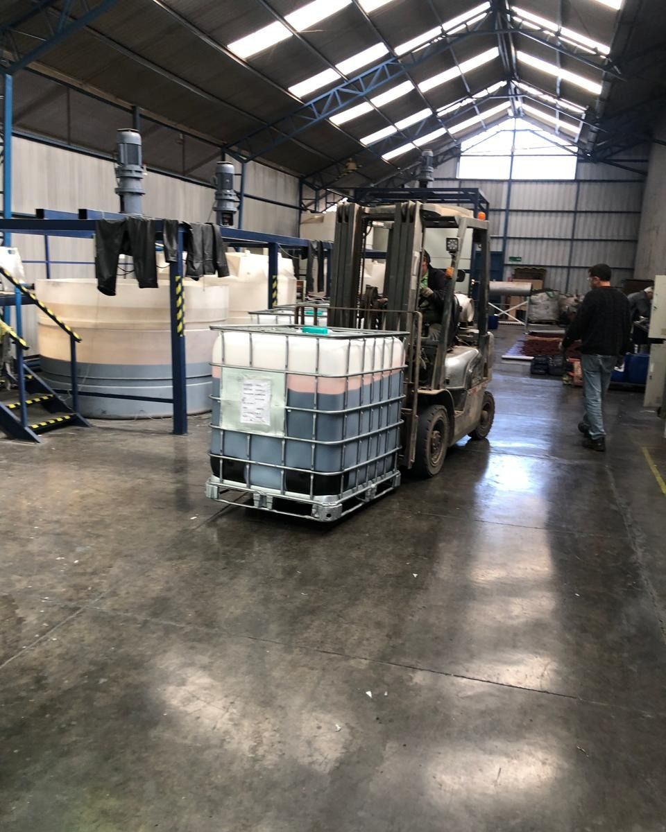 Planta de reciclaje de baterías de litio de EcoBaterías en operación, con contenedores IBC