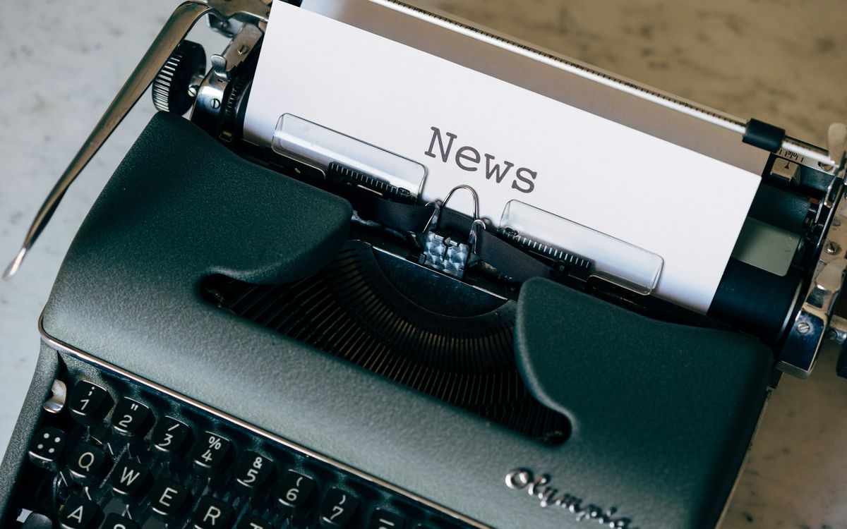 Máquina de escribir con una hoja titulada News