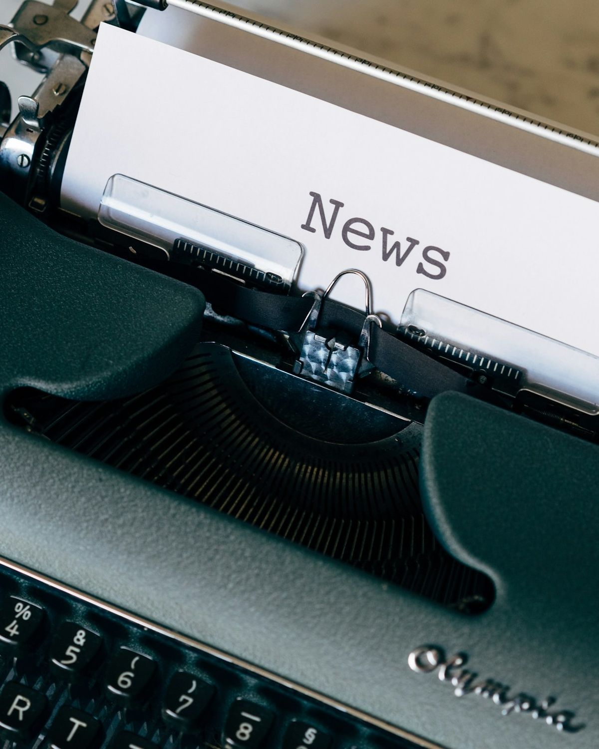 Máquina de escribir con una hoja titulada News