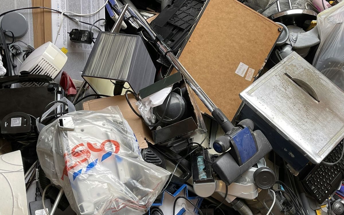 Acumulación de residuos electrónicos y chatarra industrial