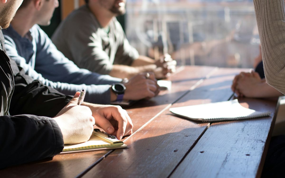 Reunión de trabajo en torno a una mesa