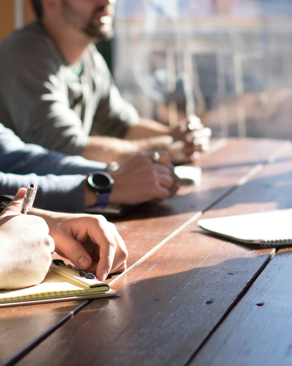 Reunión de trabajo en torno a una mesa
