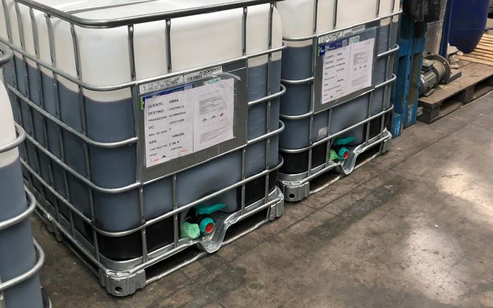 Contenedores IBC con sulfato de cobalto líquido reciclado, listos para su despacho a la minería