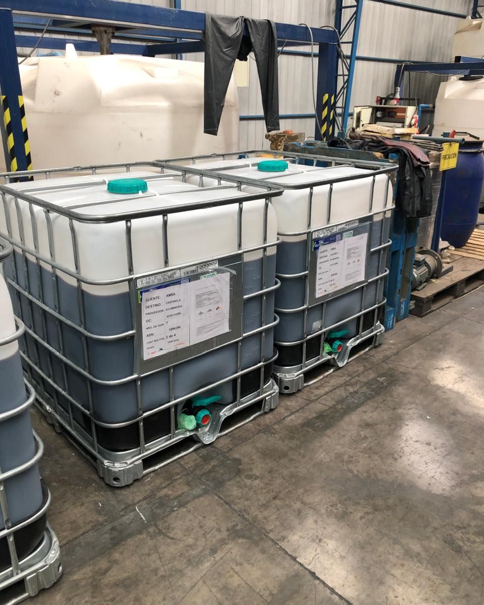 Contenedores IBC con sulfato de cobalto líquido reciclado, listos para su despacho a la minería