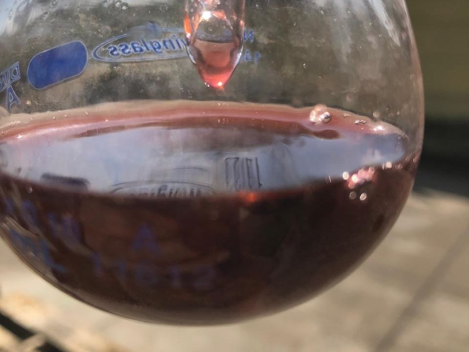 Matraz con sulfato de cobalto líquido producido desde baterías recicladas