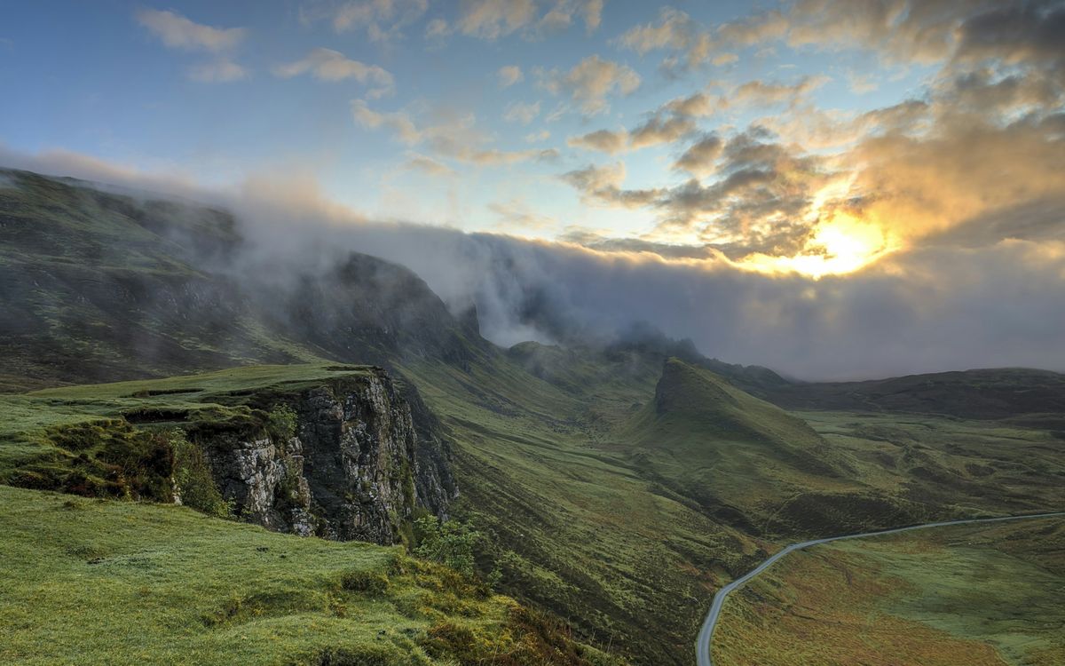 Valle cordillerano cubierto de neblina