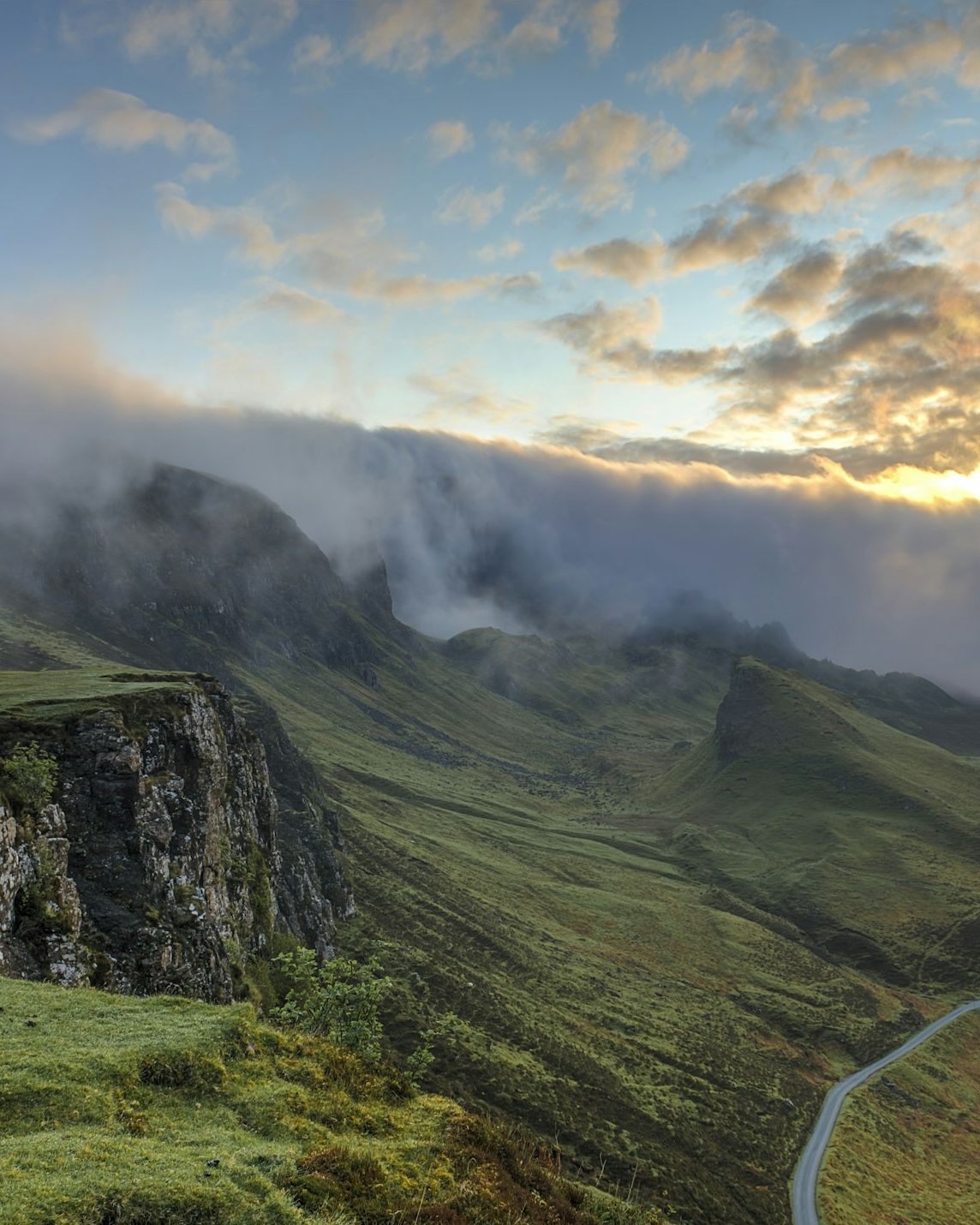 Valle cordillerano cubierto de neblina